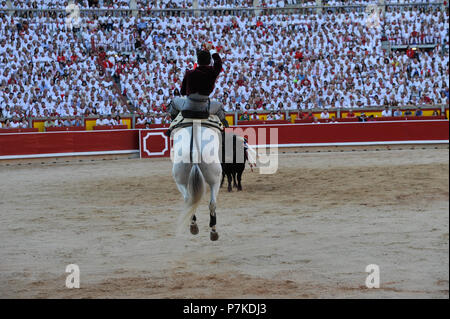 Pamplona, Spanien. 7. Juli 2018. Stierkämpfer Leonardo Hernandez bei einem Stierkampf zu Pferde im San Fermin Fiestas in Pamplona, Spanien, 6. Juli 2018. Primera corrida de rejoneo en las Fiestas de San Fermín Credit: CORDON PRESSE/Alamy leben Nachrichten Stockfoto