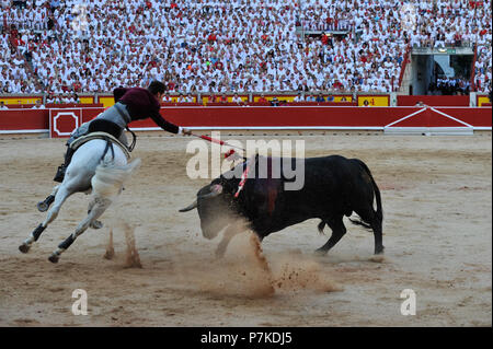 Pamplona, Spanien. 7. Juli 2018. Stierkämpfer Leonardo Hernandez bei einem Stierkampf zu Pferde im San Fermin Fiestas in Pamplona, Spanien, 6. Juli 2018. Primera corrida de rejoneo en las Fiestas de San Fermín Credit: CORDON PRESSE/Alamy leben Nachrichten Stockfoto