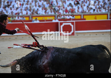 Pamplona, Spanien. 7. Juli 2018. Stierkämpfer Leonardo Hernandez bei einem Stierkampf zu Pferde im San Fermin Fiestas in Pamplona, Spanien, 6. Juli 2018. Primera corrida de rejoneo en las Fiestas de San Fermín Credit: CORDON PRESSE/Alamy leben Nachrichten Stockfoto