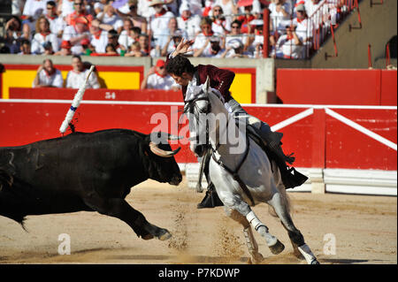 Pamplona, Spanien. 7. Juli 2018. Stierkämpfer Leonardo Hernandez bei einem Stierkampf zu Pferde im San Fermin Fiestas in Pamplona, Spanien, 6. Juli 2018. Primera corrida de rejoneo en las Fiestas de San Fermín Credit: CORDON PRESSE/Alamy leben Nachrichten Stockfoto