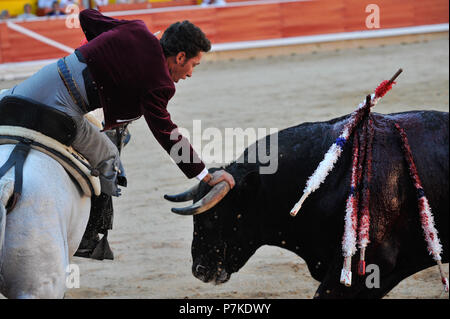 Pamplona, Spanien. 7. Juli 2018. Stierkämpfer Leonardo Hernandez bei einem Stierkampf zu Pferde im San Fermin Fiestas in Pamplona, Spanien, 6. Juli 2018. Primera corrida de rejoneo en las Fiestas de San Fermín Credit: CORDON PRESSE/Alamy leben Nachrichten Stockfoto