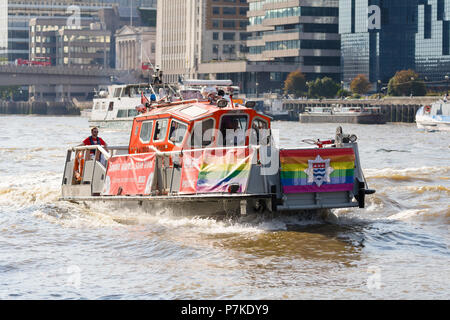 London, Großbritannien. 6. Juli 2018. Ein Londoner Feuerwehr Boot mit London Pride Regenbogen Fahnen auf der Themse gesehen, von den anderen Notdiensten, die auf dem Fluss der Arbeit verbunden. Credit: Vickie Flores/Alamy leben Nachrichten Stockfoto