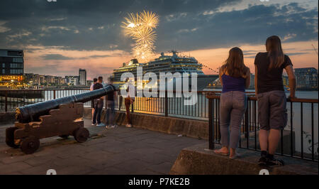 London, Großbritannien. 6. Juli, 2018. Sail Royal Greenwich Feuerwerk über der Themse mit Viking Sky Kreuzfahrtschiff in der Ansicht als von Greenwich Pier gesehen. Credit: Guy Corbishley/Alamy leben Nachrichten Stockfoto