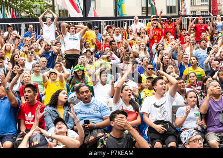 New York, USA. 6. Juli 2018. Fans reagieren, 2018 FIFA World Cup Russland Spiel zwischen Brasilien und Belgien durch Telemundo Deportes am Rockefeller Center Kredit gefördert: Lev radin/Alamy leben Nachrichten Stockfoto