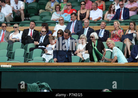 London, Großbritannien. 6. Juli 2018. All England Lawn Tennis und Croquet Club, London, England; die Wimbledon Tennis Championships, Tag 5; David Cameron, ex-Premierminister, nimmt seinen Sitz auf dem Center Court royal box Credit: Aktion Plus Sport Bilder/Alamy leben Nachrichten Stockfoto