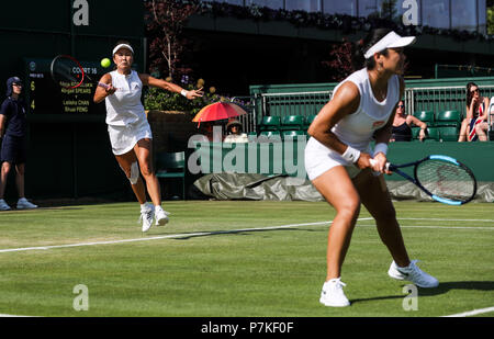 London, Großbritannien. 6. Juli, 2018. Peng Shuai (L) von China und Latisha Chan der chinesischen Taipei konkurrieren während der Frauen verdoppelt die zweite runde Spiel gegen Abigail Spears der Vereinigten Staaten und Alicja Rosolska von Polen an der Wimbledon Championships 2018 in London, Großbritannien am 6. Juli 2018. Abigail Spears und Alicja Rosolska gewann 2-0. Credit: Tang Shi/Xinhua/Alamy leben Nachrichten Stockfoto