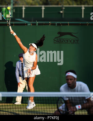 London, Großbritannien. 6. Juli, 2018. Yang Zhaoxuan (L) von China und Robert Lindstedt von Schweden konkurrieren im gemischten Doppel gegen Harriet Dart und Jay Clarke von Großbritannien an der Wimbledon Championships 2018 in London, Großbritannien, am 6. Juli 2018. Harriet Dart und Jay Clarke gewann 2-1. Credit: Tang Shi/Xinhua/Alamy leben Nachrichten Stockfoto