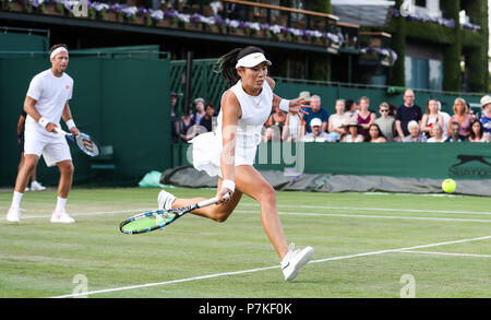 London, Großbritannien. 6. Juli, 2018. Yang Zhaoxuan (R) von China und Robert Lindstedt von Schweden konkurrieren im gemischten Doppel gegen Harriet Dart und Jay Clarke von Großbritannien an der Wimbledon Championships 2018 in London, Großbritannien, am 6. Juli 2018. Harriet Dart und Jay Clarke gewann 2-1. Credit: Tang Shi/Xinhua/Alamy leben Nachrichten Stockfoto