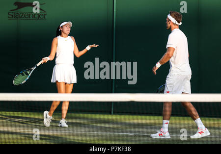 London, Großbritannien. 6. Juli, 2018. Yang Zhaoxuan (L) von China und Robert Lindstedt von Schweden Reagieren während der gemischten Doppel gegen Harriet Dart und Jay Clarke von Großbritannien an der Wimbledon Championships 2018 in London, Großbritannien, am 6. Juli 2018. Harriet Dart und Jay Clarke gewann 2-1. Credit: Tang Shi/Xinhua/Alamy leben Nachrichten Stockfoto