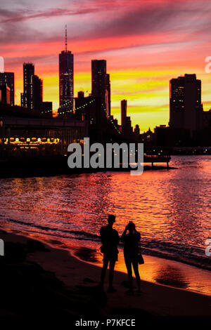 New York, USA. 6. Juli, 2018. Die Menschen nehmen Bilder bei Sonnenuntergang in Brooklyn, New York, USA, 6. Juli 2018. Credit: Li Muzi/Xinhua/Alamy leben Nachrichten Stockfoto