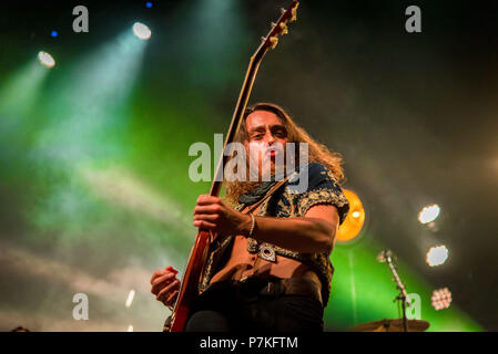 Toronto, Ontario, Kanada. 6. Juli, 2018. Gitarrist JAKE KISZKA der amerikanischen Rock Band "Greta Van Flotte' durchgeführt Ausverkauft bei Rebel Club in Toronto. Quelle: Igor Vidyashev/ZUMA Draht/Alamy leben Nachrichten Stockfoto