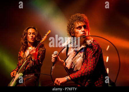 Toronto, Ontario, Kanada. 6. Juli, 2018. Bassist SAM KISZKA und Sänger Josh KISZKA der amerikanischen Rock Band "Greta Van Flotte' durchgeführt Ausverkauft bei Rebel Club in Toronto. Quelle: Igor Vidyashev/ZUMA Draht/Alamy leben Nachrichten Stockfoto