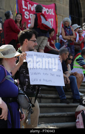 Liverpool, Großbritannien. 7. Juli 2018. Die Demonstranten versammeln sich bei einer Kundgebung in Liverpool gegen den bevorstehenden Besuch in Großbritannien der amerikanische Präsident Donald Trump zu protestieren. Credit: Ken Biggs/Alamy Leben Nachrichten. Stockfoto