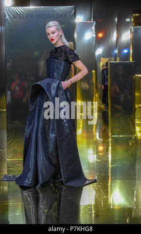 Berlin, Deutschland. 06. Juli 2018. Modelle tragen Schöpfungen der label Michalsky während der stylenite im Tempodrom. Die Kollektionen für Frühjahr/Sommer 2019 werden an der Berlin Fashion Week präsentierte. Foto: Jens Kalaene/dpa/Alamy leben Nachrichten Stockfoto