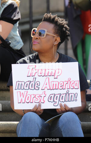 Liverpool, Großbritannien. 7. Juli 2018. Die Demonstranten versammeln sich bei einer Kundgebung in Liverpool gegen den bevorstehenden Besuch in Großbritannien der amerikanische Präsident Donald Trump zu protestieren. Credit: Ken Biggs/Alamy Leben Nachrichten. Stockfoto