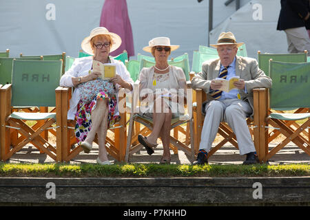 Henley Royal Regatta, Henley on Thames, Großbritannien. 7. Juli 2018. UK Wetter erneut sengenden Tag für den 4. Tag des Laufens am Henley Royal Regatta. Quelle: Allan Staley/Alamy leben Nachrichten Stockfoto