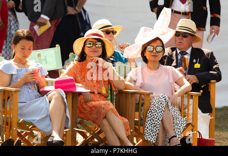 Henley Royal Regatta, Henley on Thames, Großbritannien. 7. Juli 2018. UK Wetter erneut sengenden Tag für den 4. Tag des Laufens am Henley Royal Regatta. Quelle: Allan Staley/Alamy leben Nachrichten Stockfoto