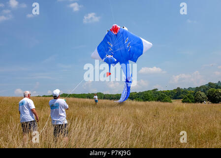 Brighton, UK. 7. Juli 2018. Mitglieder von Bognor Drachenflieger starten 100 ft riesigen blauen Manta Ray als auch gut heißen, sonnigen Wetter auf der 40. jährlichen Brighton Kite Festival über das Wochenende in Stanmer Park Credit gehalten wird: Simon Dack/Alamy Leben Nachrichten genießen Stockfoto
