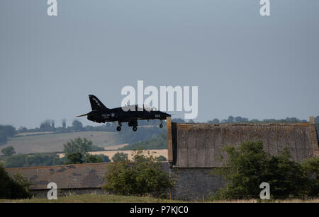 Die Royal Navy Aerospace Hawk jet Trainer Flugzeuge fliegen tief über die Landschaft von Somerset auf Endrunden an RNAS Yeovilton Großbritannien zu Land Stockfoto