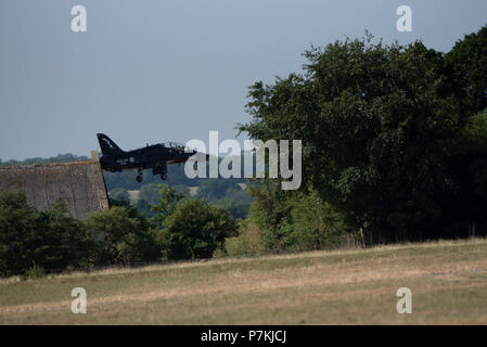 Die Royal Navy Aerospace Hawk jet Trainer Flugzeuge fliegen tief über die Landschaft von Somerset auf Endrunden an RNAS Yeovilton Großbritannien zu Land Stockfoto