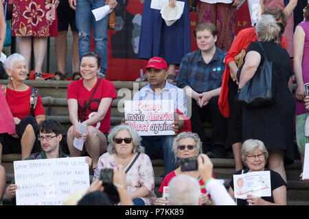 Liverpool, Großbritannien. 7. Juli 2018. Die Demonstranten versammeln sich bei einer Kundgebung in Liverpool gegen den bevorstehenden Besuch in Großbritannien der amerikanische Präsident Donald Trump zu protestieren. Credit: Ken Biggs/Alamy Leben Nachrichten. Stockfoto