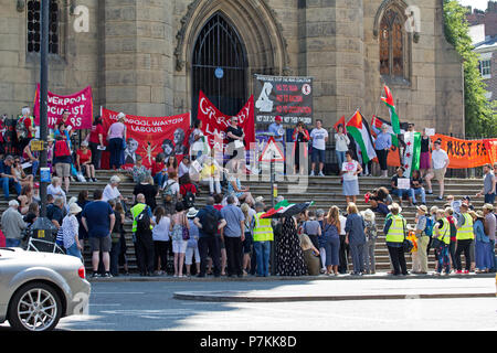 Liverpool, Großbritannien. 7. Juli 2018. Die Demonstranten versammeln sich bei einer Kundgebung in Liverpool gegen den bevorstehenden Besuch in Großbritannien der amerikanische Präsident Donald Trump zu protestieren. Credit: Ken Biggs/Alamy Leben Nachrichten. Stockfoto