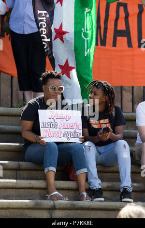 Liverpool, Großbritannien. 7. Juli 2018. Die Demonstranten versammeln sich bei einer Kundgebung in Liverpool gegen den bevorstehenden Besuch in Großbritannien der amerikanische Präsident Donald Trump zu protestieren. Credit: Ken Biggs/Alamy Leben Nachrichten. Stockfoto