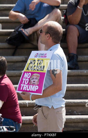 Liverpool, Großbritannien. 7. Juli 2018. Die Demonstranten versammeln sich bei einer Kundgebung in Liverpool gegen den bevorstehenden Besuch in Großbritannien der amerikanische Präsident Donald Trump zu protestieren. Credit: Ken Biggs/Alamy Leben Nachrichten. Stockfoto