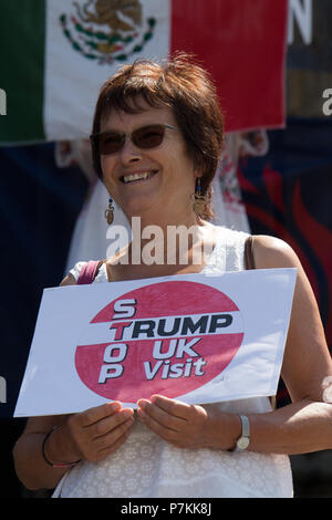 Liverpool, Großbritannien. 7. Juli 2018. Die Demonstranten versammeln sich bei einer Kundgebung in Liverpool gegen den bevorstehenden Besuch in Großbritannien der amerikanische Präsident Donald Trump zu protestieren. Credit: Ken Biggs/Alamy Leben Nachrichten. Stockfoto