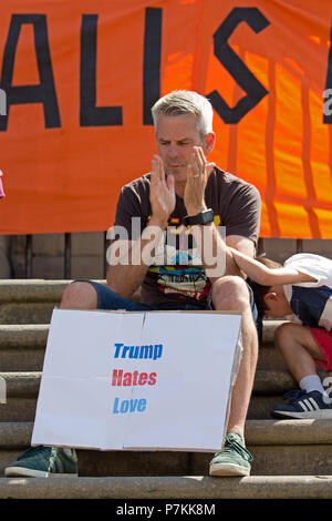 Liverpool, Großbritannien. 7. Juli 2018. Die Demonstranten versammeln sich bei einer Kundgebung in Liverpool gegen den bevorstehenden Besuch in Großbritannien der amerikanische Präsident Donald Trump zu protestieren. Credit: Ken Biggs/Alamy Leben Nachrichten. Stockfoto