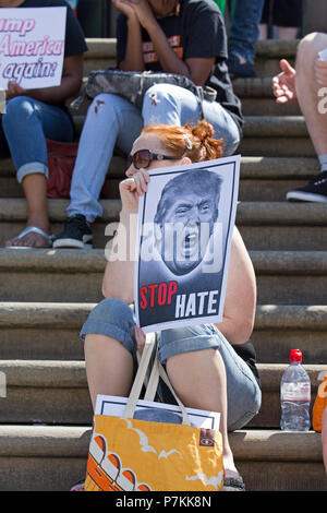 Liverpool, Großbritannien. 7. Juli 2018. Die Demonstranten versammeln sich bei einer Kundgebung in Liverpool gegen den bevorstehenden Besuch in Großbritannien der amerikanische Präsident Donald Trump zu protestieren. Credit: Ken Biggs/Alamy Leben Nachrichten. Stockfoto