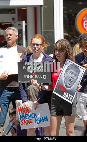 Liverpool, Großbritannien. 7. Juli 2018. Die Demonstranten versammeln sich bei einer Kundgebung in Liverpool gegen den bevorstehenden Besuch in Großbritannien der amerikanische Präsident Donald Trump zu protestieren. Credit: Ken Biggs/Alamy Leben Nachrichten. Stockfoto