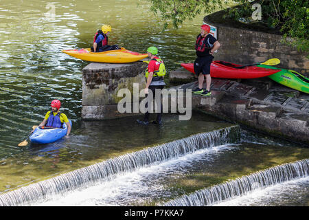 Badewanne, Großbritannien, 7. Juli 2018. Als Badewanne genießt einen sehr warmen und sonnigen Tag canoists abgebildet sind das warme Wetter in den Fluss Avon genießen, wie sie in der Praxis das Wehr vor Pulteney-brücke. Credit: lynchpics/Alamy Live News Credit: lynchpics/Alamy leben Nachrichten Stockfoto