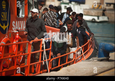 Malaga, Spanien. 7. Juli 2018. Migranten, die von einem Beiboot im Mittelmeer gerettet wurden, werden gesehen, der ein Rettungsboot nach ihrer Ankunft am Hafen von Malaga. Mitglieder der Spanischen Sicherheit auf See gerettet 24 Migranten an Bord ein Beiboot in der Nähe der Küste von Malaga und brachte am Hafen von Malaga, wo sie durch das Spanische Rote Kreuz unterstützt wurden. Credit: SOPA Images Limited/Alamy leben Nachrichten Stockfoto