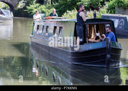 Badewanne, Großbritannien, 7. Juli 2018. Als Badewanne genießt einen sehr warmen und sonnigen Tag ein 15-04 abgebildet auf der Kennet und Avon Kanal in der Badewanne ist. Credit: lynchpics/Alamy leben Nachrichten Stockfoto