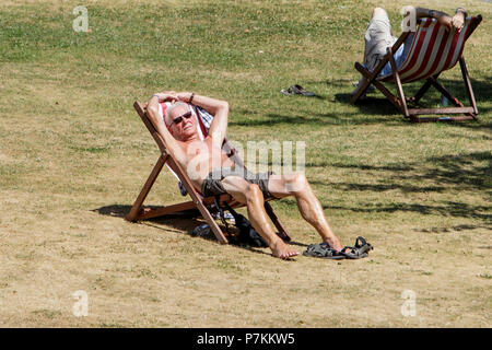 Badewanne, Großbritannien, 7. Juli 2018. Als Badewanne genießt ein anderes heißen und sonnigen Tag ein Mann in der Badewanne Parade Gardens sitzend abgebildet ist nutzt das gute Wetter und warmen Sonnenschein, Meteorologen sagen voraus, dass das warme Wetter in der nächsten Woche fortsetzen. Credit: lynchpics/Alamy Live News Credit: lynchpics/Alamy leben Nachrichten Stockfoto