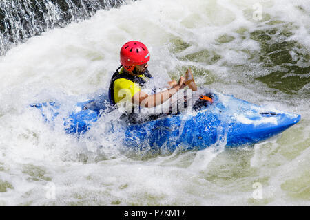 Badewanne, Großbritannien, 7. Juli 2018. Als Badewanne genießt einen sehr warmen und sonnigen Tag canoists abgebildet sind, genießen Sie das warme Wetter in den Fluss Avon, wie Sie in der Praxis das Wehr vor Pulteney Bridge Credit: lynchpics/Alamy leben Nachrichten Stockfoto