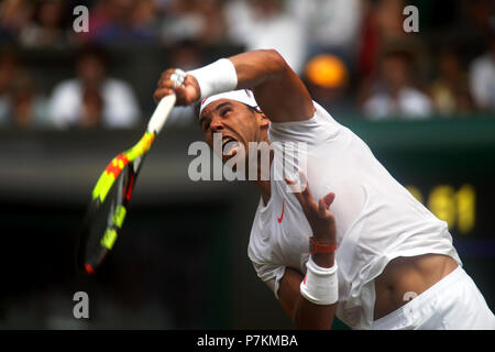 London, Großbritannien. 7. Juli 2018. Wimbledon Tennis: Der Spanier Rafael Nadal, Alex De Minaur von Australien während der dritten Runde von Wimbledon heute. Quelle: Adam Stoltman/Alamy leben Nachrichten Stockfoto