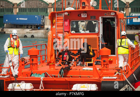 Malaga, Spanien. 7. Juli 2018. Migranten, die von einem Beiboot im Mittelmeer gerettet wurden, sind auf einem Rettungsboot nach ihrer Ankunft am Hafen von Malaga gesehen. Mitglieder der Spanischen Sicherheit auf See gerettet 24 Migranten an Bord ein Beiboot in der Nähe der Küste von Malaga und brachte am Hafen von Malaga, wo sie durch das Spanische Rote Kreuz unterstützt wurden. Credit: Jesus Merida/SOPA Images/ZUMA Draht/Alamy leben Nachrichten Stockfoto