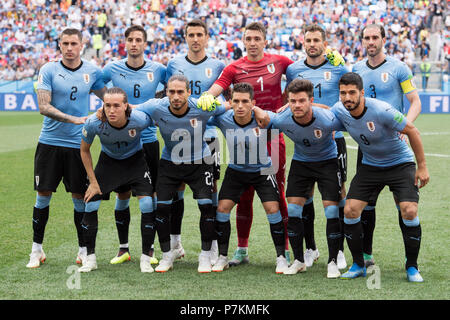 Nischni Nowgorod, Russland. 6. Juli 2018. ORT nach rechts Jose GIMENEZ (uru), Rodrigo BENTANCUR (uru), Matias VECINO (uru), goalie Fernando MUSLERA (uru), Cristhian STUANI (uru), Diego GODIN (uru), Diego LAXALT uRleft nach rechts (uru), Martin CACERES (uru), Lucas BARCELOS (uru), Nahitan NANDEZ (uru), Luis SUAREZ (uru), team Foto, Gruppe, Team, team Bild, vollständige Figur, Landschaft, Uruguay (uru) - Frankreich (FRA) 0:2, Viertelfinale, Spiel 57, am 06.07.2018 in Nischni Nowgorod; Fußball-WM 2018 in Russland vom 14.06. - 15.07.2018. | Verwendung der weltweiten Kredit: dpa Picture alliance/Alamy Stockfoto