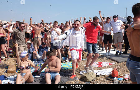 Brighton, UK. 7. Juli 2018. England Fans feiern am Strand von Brighton, wie sie die Leitung durch eine Harry Maguire Ziel im WM-Viertelfinale Fußballspiel zwischen England und Schweden: Simon Dack/Alamy Live News Stockfoto