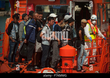 Malaga, Spanien. 7. Juli 2018. Migranten, die von einem Beiboot im Mittelmeer gerettet wurden, stehen auf einem Rettungsboot nach ihrer Ankunft am Hafen von Malaga. Mitglieder der Spanischen Sicherheit auf See gerettet 24 Migranten an Bord ein Beiboot in der Nähe der Küste von Malaga und brachte am Hafen von Malaga, wo sie durch das Spanische Rote Kreuz unterstützt wurden. Credit: Jesus Merida/SOPA Images/ZUMA Draht/Alamy leben Nachrichten Stockfoto