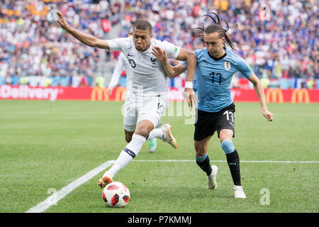 Nischni Nowgorod, Russland. 6. Juli 2018. Kylian MBAPPE (links, FRA) gegen Diego LAXALT (uru), Aktion, Duellen, Uruguay (uru) - Frankreich (FRA) 0:2, Viertelfinale, Spiel 57, am 06.07.2018 in Nischni Nowgorod; Fußball-WM 2018 in Russland vom 14.06. - 15.07.2018. | Verwendung der weltweiten Kredit: dpa Picture alliance/Alamy leben Nachrichten Stockfoto