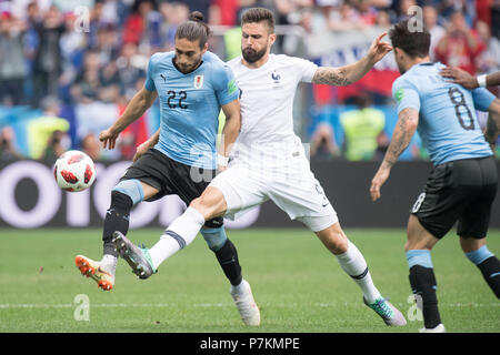 Nischni Nowgorod, Russland. 6. Juli 2018. Martin CACERES (links, URU) versus Olivier GIROUD (FRA), Aktion, Duellen, Uruguay (uru) - Frankreich (FRA) 0-2, Viertelfinale, Spiel 57, am 06.07.2018 in Nischni Nowgorod; Fußball-WM 2018 in Russland vom 14.06. - 15.07.2018. | Verwendung der weltweiten Kredit: dpa Picture alliance/Alamy leben Nachrichten Stockfoto