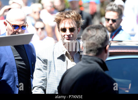 Karlovy Vary, Tschechische Republik. 07 Juli, 2018. Der britische Schauspieler Robert Pattinson (Mitte) kommt in der 53. Internationalen Filmfestival in Karlovy Vary (KVIFF), der Tschechischen Republik, die am 7. Juli 2018. Pattinson präsentiert' Film der Rover" von 2014. Credit: Katerina Sulova/CTK Photo/Alamy leben Nachrichten Stockfoto