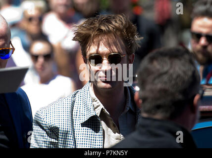 Karlovy Vary, Tschechische Republik. 07 Juli, 2018. Der britische Schauspieler Robert Pattinson (Mitte) kommt in der 53. Internationalen Filmfestival in Karlovy Vary (KVIFF), der Tschechischen Republik, die am 7. Juli 2018. Pattinson präsentiert' Film der Rover" von 2014. Credit: Katerina Sulova/CTK Photo/Alamy leben Nachrichten Stockfoto