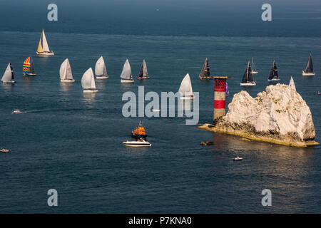 Isle of Wight, Großbritannien. 7. Juli 2018. Die Cloudy Bay 2018 Rund um die Insel Regatta, Isle of Wight, England, Vereinigtes Königreich. Fast 1800 Yachten, nehmen an der jährlichen Regatta rund um die Küste der Isle of Wight. Yachten sind fast von der anhaltenden Hitzewelle und ein Mangel an Wind. Das bedeutet, dass Sie fast im Wasser im Kampf gegen die Gezeiten sind stationäre Flaute. Ein Zuschauer Spektakel wie kein anderer und eine Flamme des farbigen Segel um die Nadeln Leuchtturm am westlichen Rand der Insel. Quelle: Steve Hawkins Fotografie/Alamy leben Nachrichten Stockfoto