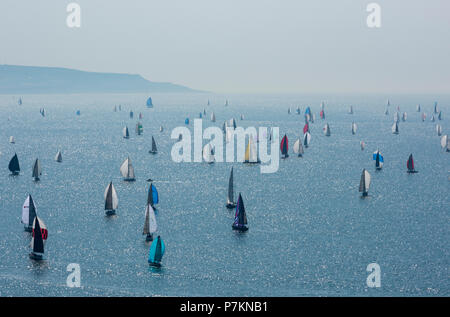 Isle of Wight, Großbritannien. 7. Juli 2018. Die Cloudy Bay 2018 Rund um die Insel Regatta, Isle of Wight, England, Vereinigtes Königreich. Fast 1800 Yachten, nehmen an der jährlichen Regatta rund um die Küste der Isle of Wight. Yachten sind fast von der anhaltenden Hitzewelle und ein Mangel an Wind. Das bedeutet, dass Sie fast im Wasser im Kampf gegen die Gezeiten sind stationäre Flaute. Ein Zuschauer Spektakel wie kein anderer und eine Flamme des farbigen Segel um die Nadeln Leuchtturm am westlichen Rand der Insel. Quelle: Steve Hawkins Fotografie/Alamy leben Nachrichten Stockfoto