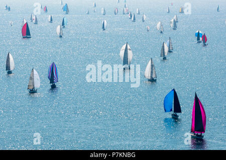 Isle of Wight, Großbritannien. 7. Juli 2018. Die Cloudy Bay 2018 Rund um die Insel Regatta, Isle of Wight, England, Vereinigtes Königreich. Fast 1800 Yachten, nehmen an der jährlichen Regatta rund um die Küste der Isle of Wight. Yachten sind fast von der anhaltenden Hitzewelle und ein Mangel an Wind. Das bedeutet, dass Sie fast im Wasser im Kampf gegen die Gezeiten sind stationäre Flaute. Ein Zuschauer Spektakel wie kein anderer und eine Flamme des farbigen Segel um die Nadeln Leuchtturm am westlichen Rand der Insel. Quelle: Steve Hawkins Fotografie/Alamy leben Nachrichten Stockfoto