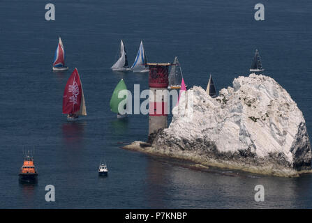 Isle of Wight, Großbritannien. 7. Juli 2018. Die Cloudy Bay 2018 Rund um die Insel Regatta, Isle of Wight, England, Vereinigtes Königreich. Fast 1800 Yachten, nehmen an der jährlichen Regatta rund um die Küste der Isle of Wight. Yachten sind fast von der anhaltenden Hitzewelle und ein Mangel an Wind. Das bedeutet, dass Sie fast im Wasser im Kampf gegen die Gezeiten sind stationäre Flaute. Ein Zuschauer Spektakel wie kein anderer und eine Flamme des farbigen Segel um die Nadeln Leuchtturm am westlichen Rand der Insel. Quelle: Steve Hawkins Fotografie/Alamy leben Nachrichten Stockfoto